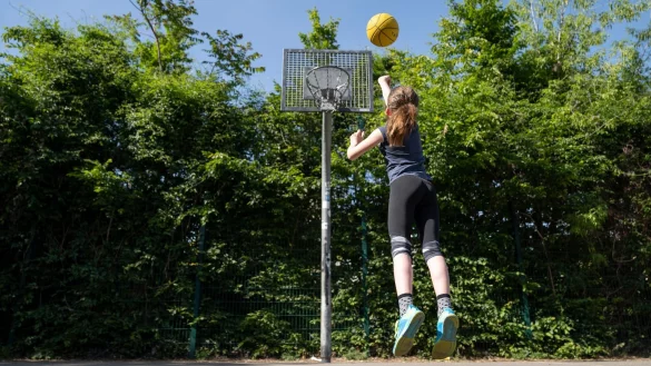 Ein analoger Lebensstil mit wenig Bildschirmzeit, viel Sport und Bewegung ist vorteilhaft f&uuml;r Kinder und Jugendliche mit ADHS. - &copy; Florian Schuh/dpa-tmn/dpa