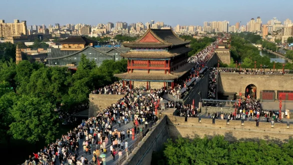Touristen besuchen die malerische antike Stadtmauer von Xi\\\'an. - © Liu Xiao/XinHua/dpa