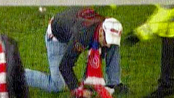 Der Screenshot der ARD zeigt wie ein Fortuna-Fan beim Relegationsspiel Fortuna D&uuml;sseldorf - Hertha BSC Berlin den Elfmeterpunkt aus dem Rasen des Stadions gr&auml;bt. - &copy; Ard Screenshot/dpa