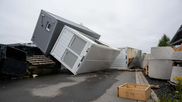 Bei einer Telgter Firma f&uuml;r System- und Modulbau, die Container herstellen, liegen auf dem Hof umgest&uuml;rzte Container.&nbsp; - &copy; dpa