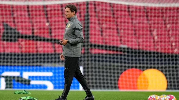 Dortmunds Cheftrainer Edin Terzic beobachtet seine Mannschaft w&auml;hrend einer Trainingseinheit. - &copy; Kirsty Wigglesworth/AP/dpa