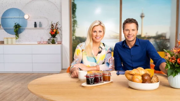 Die Moderatoren Nadine Kr&uuml;ger und Florian Weiss in der Kulisse der ZDF-Sendung "Volle Kanne &ndash; Service t&auml;glich". - &copy; Ben Knabe/ZDF/dpa