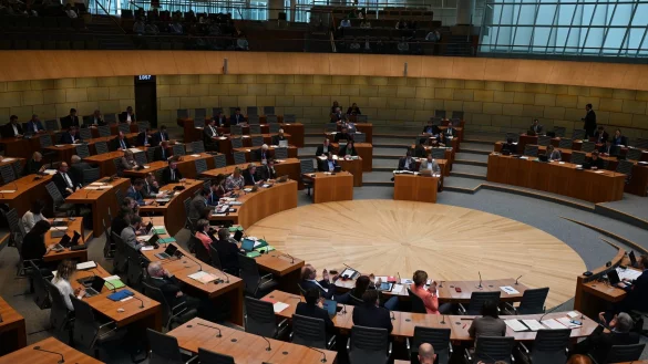 Abgeordnete nehmen im Landtag von Nordrhein-Westfalen an einer Plenarsitzung teil. - &copy; Florian Gut/dpa/Archivbild