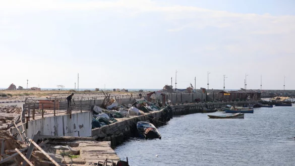 Blick auf einen besch&auml;digten Hafen in Gaza-Stadt. Der Hafen von Gaza-Stadt ist kaputt und zu flach f&uuml;r gro&szlig;e Schiffe. Doch die USA und andere wollen nun f&uuml;r eine begrenzte Zeit einen neuen Hafen einrichten. - &copy; Mohammed Ali/Xinhua/dpa
