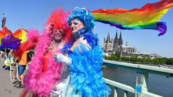 Wie schon in den vergangenen Jahren wollen an diesem Sonntag Menschen f&uuml;r die Rechte der queeren Community demonstrieren. (Archivbild) - &copy; Roberto Pfeil/dpa