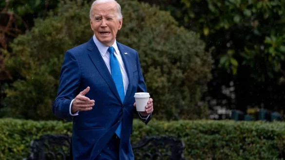 Biden macht regelm&auml;&szlig;ig Schlagzeilen mit Patzern, Versprechern und kleineren Fehltritten. - &copy; Andrew Harnik/AP/dpa