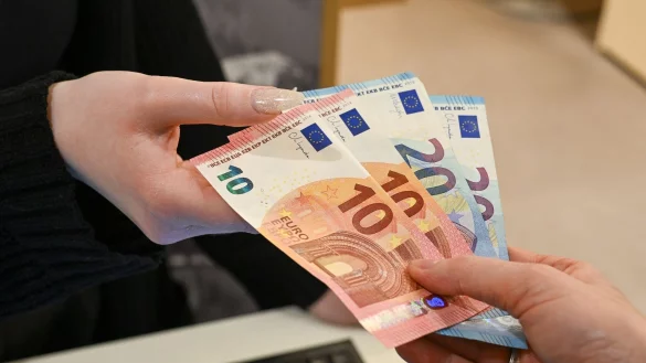 Einer Umfrage zufolge wollen 93 Prozent auch in Zukunft selbst entscheiden, ob sie bar oder unbar bezahlen. - © Jens Kalaene/dpa