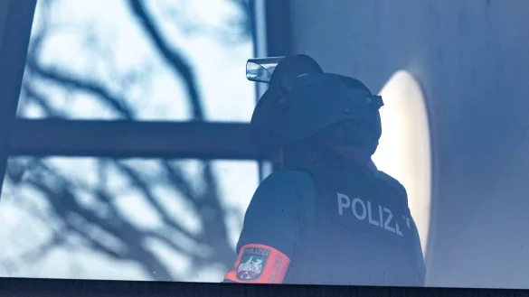 Ein Beamter eines Spezialeinsatzkommandos in der Schule in Wuppertal. - &copy; Christoph Reichwein/dpa