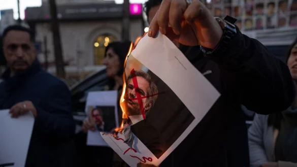 Ein pal&auml;stinensischer Demonstrant verbrennt ein Bild von US-Au&szlig;enminister Blinken. Blinken ist zurzeit in Nahost, um Gespr&auml;che &uuml;ber eine Waffenruhe und die Freilassung weiterer Geiseln zu f&uuml;hren. - &copy; Nasser Nasser/AP/dpa