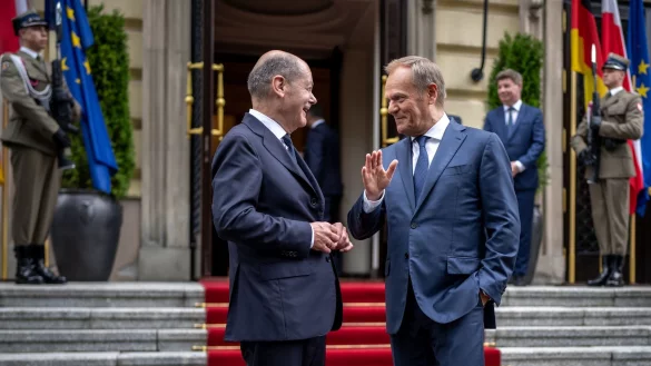 Olaf Scholz (l) und Donald Tusk treffen sich zu den ersten deutsch-polnischen Regierungskonsultationen seit 2018. - &copy; Michael Kappeler/dpa