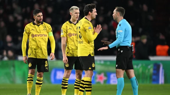 Dortmunds Mats Hummels (2.v.r) spricht nach der Elfmeter-Entscheidung mit Schiedsrichter Srdjan Jovanovic (r). - &copy; Federico Gambarini/dpa