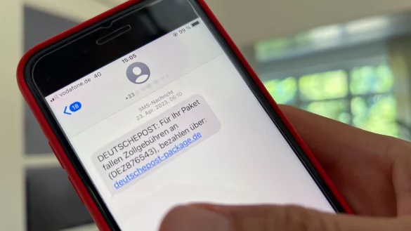 In einer Betrugs-SMS fordert ein Krimineller dazu auf, einen Link anzuklicken, &uuml;ber den man seine pers&ouml;nlichen Daten eingeben soll. Mit dieser Masche versuchen die Kriminellen, Daten abzugreifen, mit denen sie sp&auml;ter Geld abzocken wollen. - &copy; Wolf von Dewitz/dpa