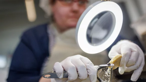 In der Seifen-Werkstatt in N&uuml;rnberg werden Hotel-Seifen recycelt. - &copy; Daniel Karmann/dpa