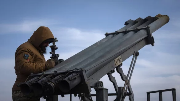 Der ukrainische Pr&auml;sident Selenskyj lobte Erfolge seiner Streitkr&auml;fte im Kampf gegen russische Kampfflugzeuge. - &copy; Efrem Lukatsky/AP/dpa