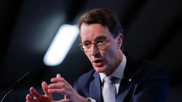 Hendrik W&uuml;st (CDU), Ministerpr&auml;sident von Nordrhein-Westfalen, spricht beim Politischen Aschermittwoch der nordrhein-westf&auml;lischen CDU in der Sch&uuml;tzenhalle Kirchveischede. - &copy; Rolf Vennenbernd/dpa