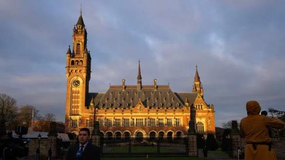 Am Internationalen Gerichtshof (IGH) in Den Haag muss sich Israel f&uuml;r seinen umstrittenen Milit&auml;reinsatz in Rafah rechtfertigen. Das h&ouml;chste UN-Gericht verhandelt &uuml;ber einen Antrag S&uuml;dafrikas. - &copy; Peter Dejong/AP/dpa