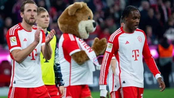 Harry Kane (l-r), Bryan Zaragoza und Mathys Tel von M&uuml;nchen stehen nach dem Spiel auf dem Platz. - &copy; Niklas Treppner/dpa