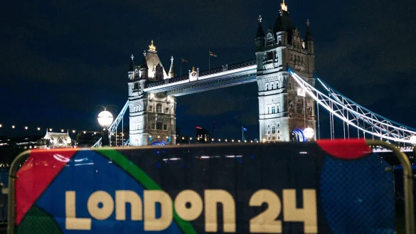 Ein Banner mit der Aufschrift &bdquo;London 24 Final&ldquo; steht am Ufer der Themse vor der Tower Bridge. - &copy; Tom Weller/dpa
