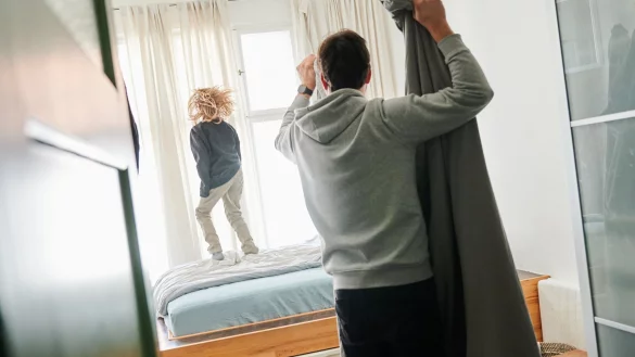 Im Jahr 2022 waren laut Statistischem Bundesamt nur 1,9 Prozent der V&auml;ter, deren j&uuml;ngstes Kind unter sechs Jahren ist, in Elternzeit. - &copy; Annette Riedl/dpa