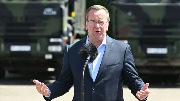 Aus seiner eigenen Partei hatte es Kritik am Verteidigungsminister gegeben. (Archivbild) - &copy; Uli Deck/dpa