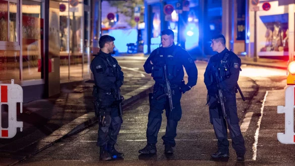 Polizisten stehen nach dem Terroranschlag von Solingen in der Innenstadt (Archivfoto). Am Donnerstag war die Tat noch einmal Thema im Innenausschuss des Landtags - © Thomas Banneyer/dpa