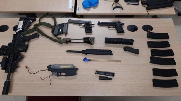 Von der Bundespolizei sichergestellte Waffen liegen auf einem Tisch in Aachen. - &copy; Bundespolizei Aachen/dpa