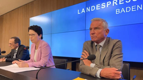 Der baden-w&uuml;rttembergische Innenminister Thomas Strobl (r) und Landesjustizministerin Marion Gentges informieren &uuml;ber den Schlag gegen ein Netzwerk an Telefonbetr&uuml;gern. - &copy; Nico Pointner/dpa