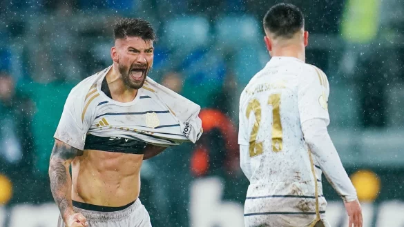 Kai Br&uuml;nker (l) von Saarbr&uuml;cken jubelt nach dem Schlusspfiff mit Fabio Di Michele Sanchez von Saarbr&uuml;cken. - &copy; Uwe Anspach/dpa