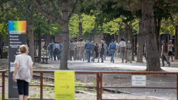 Eine Besucherin des Landschaftsparks beobachtet Statisten, die bei einem Dreh arbeiten. - &copy; Christoph Reichwein/dpa/Symbolbild