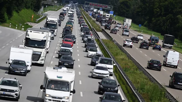 Alle Bundesl&auml;nder in den Sommerferien: Deutschlandweit erwartet der ADAC ein schlimmes Stauwochenende. - &copy; Felix H&ouml;rhager/dpa