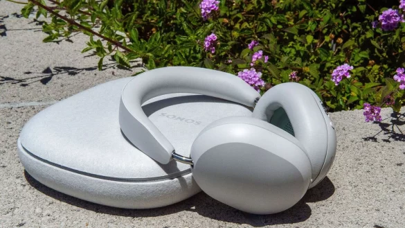 Aktive Ger&auml;uschunterdr&uuml;ckung: Jeweils vier Mikrofone auf jeder Kopfseite nehmen Umgebungsger&auml;usche auf und ermitteln st&ouml;rende Einfl&uuml;sse, die dann mit entgegengesetzten Schallwellen neutralisiert werden. - &copy; Andrej Sokolow/dpa-tmn