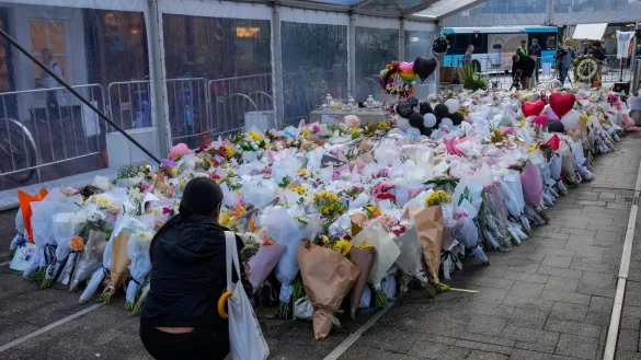 Der Bischof einer christlichen Gemeinde wurde bei einer Messe von einem 16-J&auml;hrigen attackiert. Danach kam es zu Ausschreitungen. - &copy; Mark Baker/AP