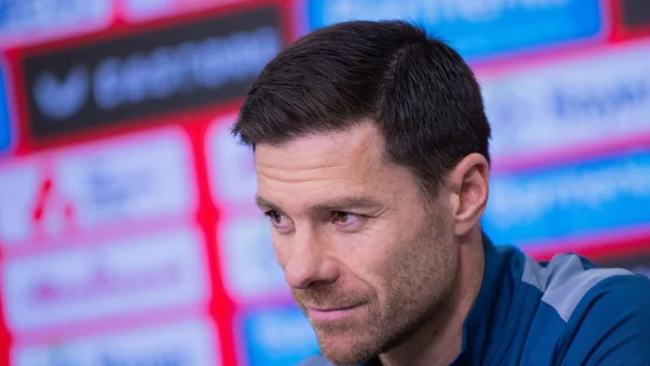 Trainer Xabi Alonso sitzt in einer Pressekonferenz. - &copy; Rolf Vennenbernd/dpa