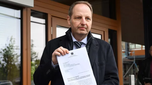 Der CDU-Bundestagsabgeordnete Thomas Heilmann vor dem Bundesverfassungsgericht mit einer einstweiligen Anordnung gegen die Ampel-Reform des Klimaschutzgesetzes, die er dort eingereicht hat. - &copy; Uli Deck/dpa