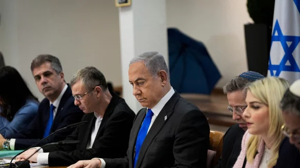 Ministerpr&auml;sident Benjamin Netanjahu (M) leitet eine Kabinettssitzung (Archivbild). 
Netanjahu hat nach Medienangaben eine Sitzung vertagt, bei der heftiger Streit ausgebrochen sein soll. - &copy; Ohad Zwigenberg/AP Pool/dpa