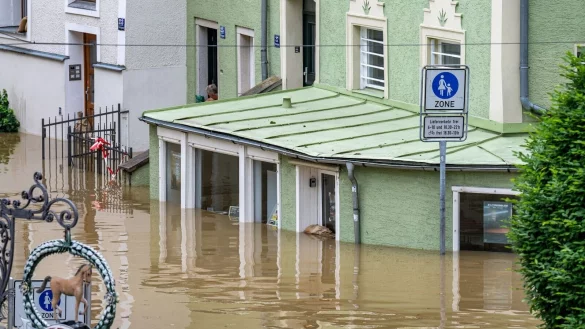 In Bayern herrscht nach heftigen Regenf&auml;llen vielerorts weiter Land unter, wie hier in Passau. Nur etwa die H&auml;lfte der in Deutschland stehenden privaten Geb&auml;ude ist elementarversichert. - &copy; Armin Weigel/dpa