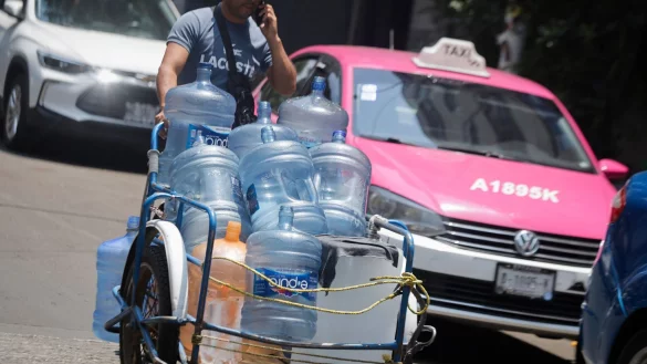 Ein Mann geht mit leeren Wasserkanistern durch eine Stra&szlig;e in Mexiko-Stadt. In 27 der 32 Bundesstaaten in Mexiko liegen die Temperaturen bei mehr als 40 Grad. - &copy; Gerardo Vieyra/dpa