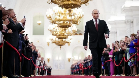 Wladimir Putin geht zur Vereidigung als russischer Pr&auml;sident w&auml;hrend einer Inaugurationszeremonie im Gro&szlig;en Kremlpalast. - &copy; Alexander Zemlianichenko/Pool AP/AP