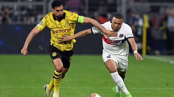 Dortmunds Emre Can (l) und Kylian Mbappe von Paris k&auml;mpfen um den Ball. - &copy; Federico Gambarini/dpa