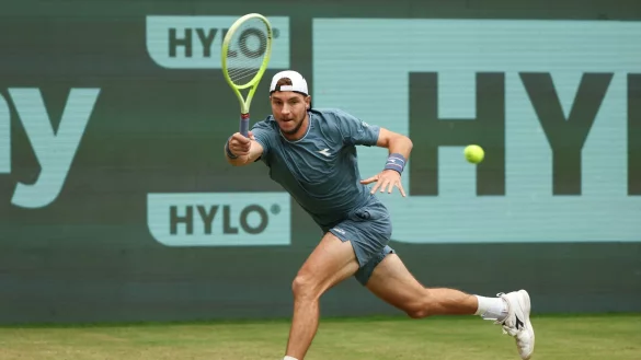 Jan-Lennard Struff spielt eine Vorhand. - &copy; Friso Gentsch/dpa
