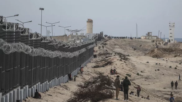 Vertriebene Pal&auml;stinenser aus dem n&ouml;rdlichen Gazastreifen an der Mauer, die &Auml;gypten und den Gazastreifen trennt. - &copy; Mohammed Talatene/dpa