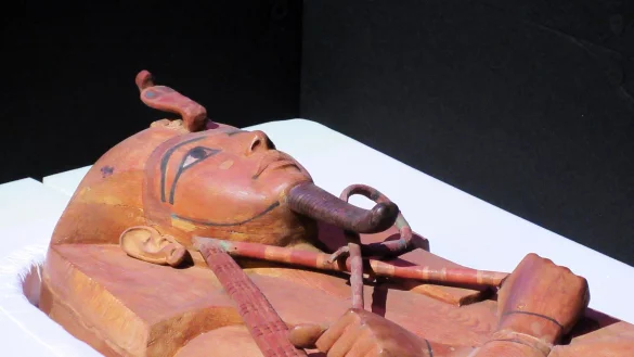 Der Sarkophag von Ramses II. in der Grande Halle de la Villette in Paris in einer Transportkiste: Er wird ab Mitte Juli in K&ouml;ln zu sehen sein. (zu dpa: &laquo;Sarkophag von Ramses II. kommt nach K&ouml;ln&raquo;) - &copy; Sabine Glaubitz/dpa