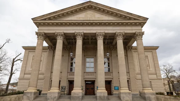 Die repr&auml;sentative Fassade des Staatstheaters Meiningen. Das jetzige Geb&auml;ude wurde 1909 im Stil des Neoklassizismus er&ouml;ffnet. Theatergeschichte wurde von hier aus aber schon Jahrzehnte vorher geschrieben, als die Meininger Ende des 19. Jahrhunderts zahlreiche Gastspiele in ganz Europa absolvierten. (Archivfoto) - &copy; Michael Reichel/dpa-Zentralbild/dpa