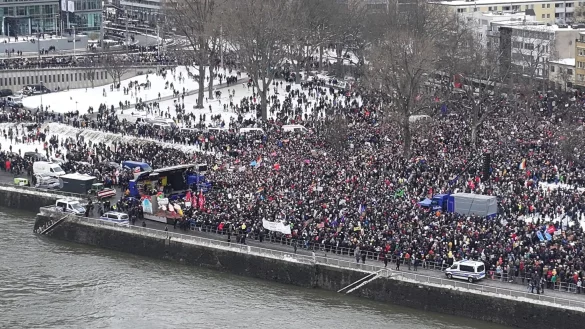 Demo gegen Rechtsextremismus vor der Bühne auf der Deutzer Werft. - © Sascha Thelen/dpa-Zentralbild/dpa