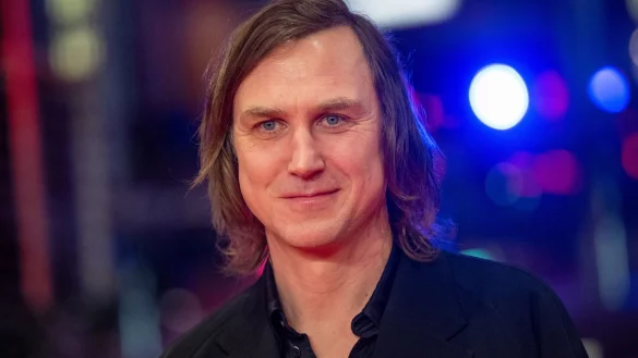 Schauspieler Lars Eidinger hat eigenen Worten zufolge besonderes Lob von seinem gro&szlig;en Idol DJ Hell bekommen. - &copy; Monika Skolimowska/dpa/Archivbild