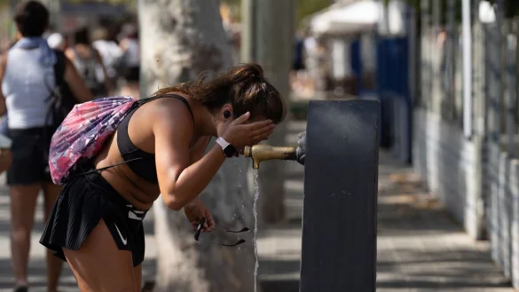 Die hohe Luftfeuchtigkeit setzt den Menschen zu. - &copy; David Zorrakino/EUROPA PRESS/dpa