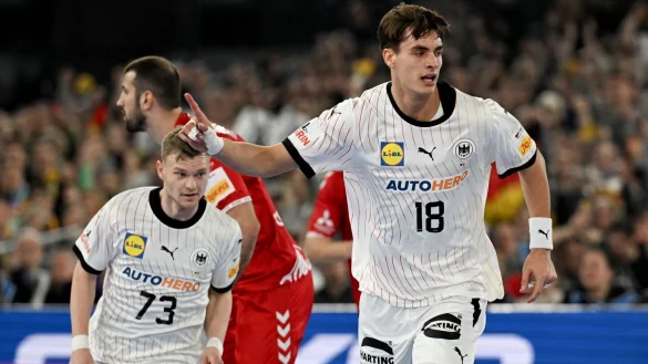 Julian K&ouml;ster (r) und das DHB-Team feierten einen erfolgreichen Auftakt in die Heim-EM. - &copy; Federico Gambarini/dpa