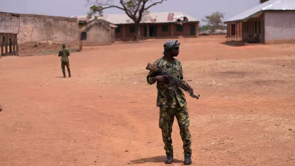 Nigerianische Soldaten patrouillieren an der LEA Primary and Secondary School Kuriga, wo die Sch&uuml;ler entf&uuml;hrt wurden. - &copy; Sunday Alamba/AP/dpa