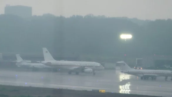 Scholz kam am Abend zum Flughafen K&ouml;ln Bonn. - &copy; Thomas Frey/dpa