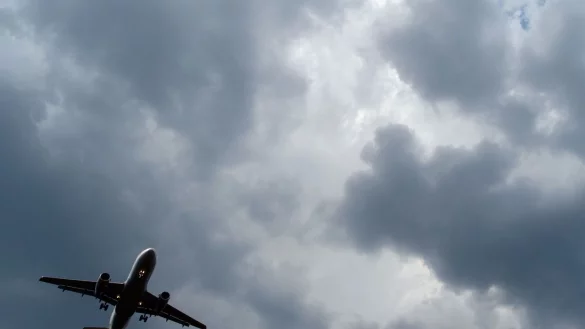 Das kann heikel werden: Gewitterwolken t&uuml;rmen sich &uuml;ber einem Flugzeug auf. - &copy; Federico Gambarini/dpa